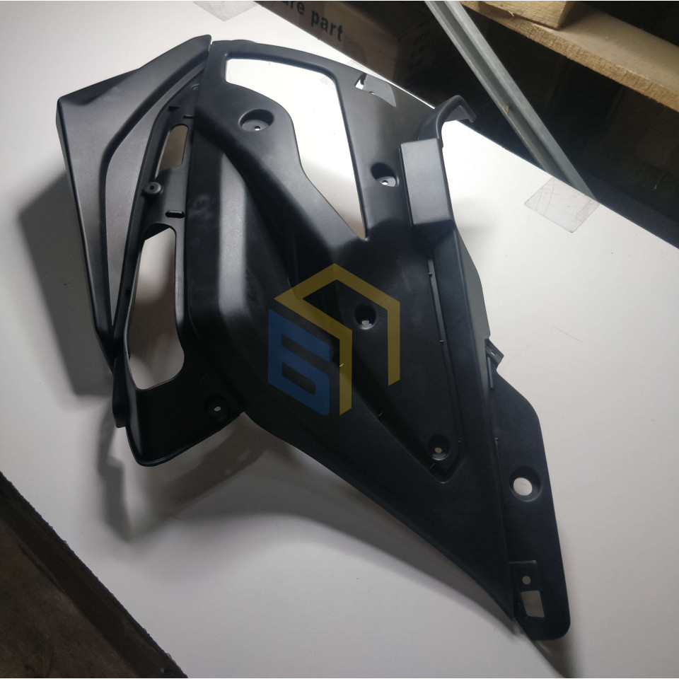 Права захисна пластина бака мотоцикла CYCLONE RX3 (140552)